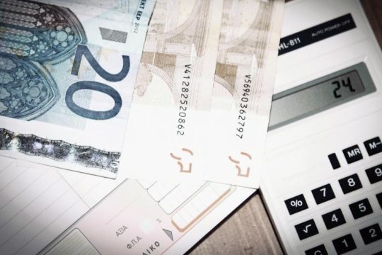 Αυξήθηκαν τα ληξιπρόθεσμα Δημοσίου και οι εκκρεμείς επιστροφές φόρων τον Αύγουστο