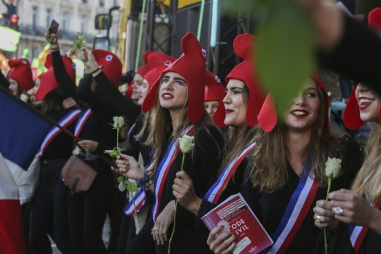 Ο συντηρητισμός… διαδήλωσε στους δρόμους του Παρισιού