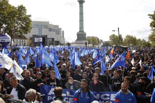Οι αστυνομικοί απεργούν και διαδηλώνουν στο Παρίσι