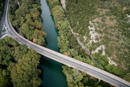 Για οχτώ μήνες κλείνει η γέφυρα του Πηνειού στα Τέμπη
