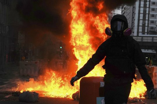 Σφοδρές συγκρούσεις με 24 τραυματίες στο Χονγκ Κονγκ