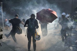 Πύραυλοι στο Πεκίνο, σφαίρες στο Χονγκ Κονγκ