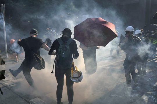 Πύραυλοι στο Πεκίνο, σφαίρες στο Χονγκ Κονγκ