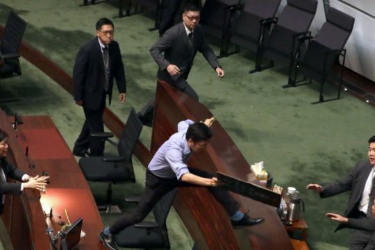 Δεύτερη μέρα χάους στο κοινοβούλιο του Χονγκ Κονγκ
