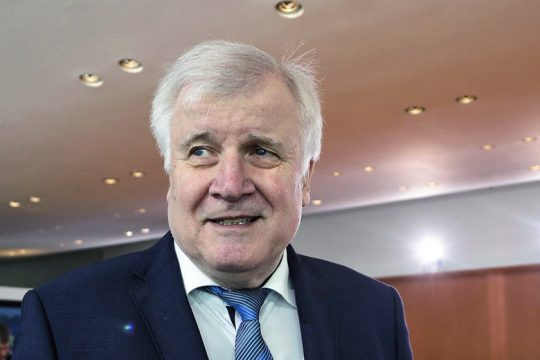 Το βάρος του προσφυγικού πιέζει τον Ζεεχόφερ