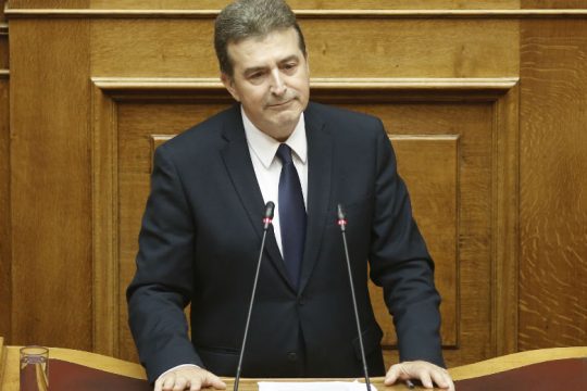 Χρυσοχοΐδης: 20.000 άτομα από νησιά σε ενδοχώρα μέχρι τέλος του 2019