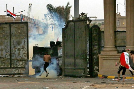 42 νεκροί στο Ιράκ – Στο δρόμο και σήμερα οι διαδηλωτές