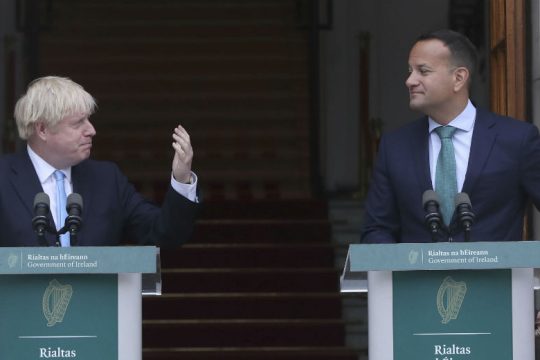 «Μονοπάτι για συμφωνία» βλέπουν οι πρωθυπουργοί Βρετανίας-Ιρλανδίας