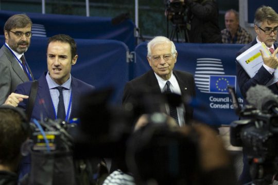 Η Ε.Ε. καλεί σε εμπάργκο πώλησης όπλων προς την Τουρκία