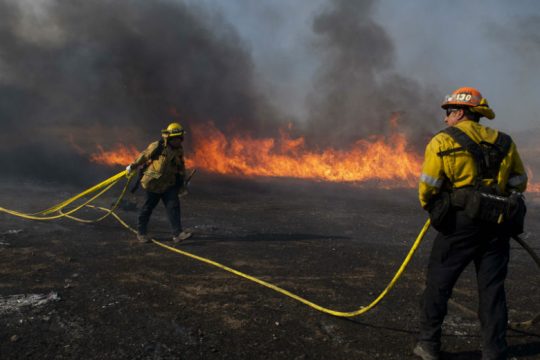 Μαζικές εκκενώσεις και εκτεταμένες διακοπές στην Καλιφόρνια