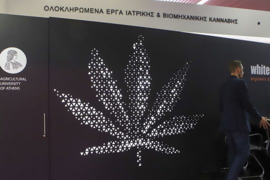 Του Ελληνα του αρέσει να ελέγχει και να κατηγορεί