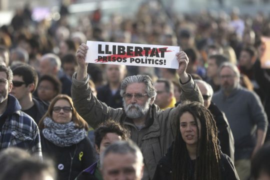 Διαδηλώσεις στην Καταλονία για την καταδίκη των αυτονομιστών ηγετών