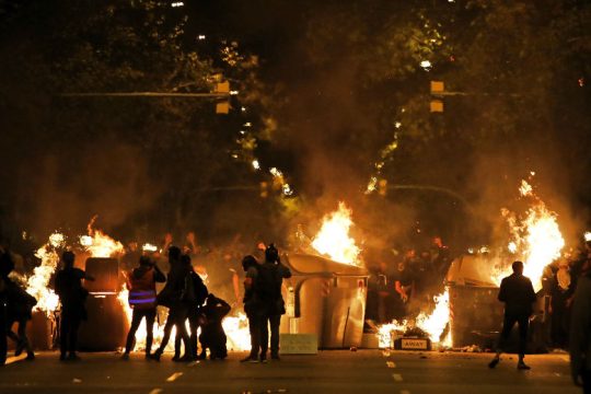 Στη δίνη συγκρούσεων διαδηλωτών και αστυνομικών η Βαρκελώνη 