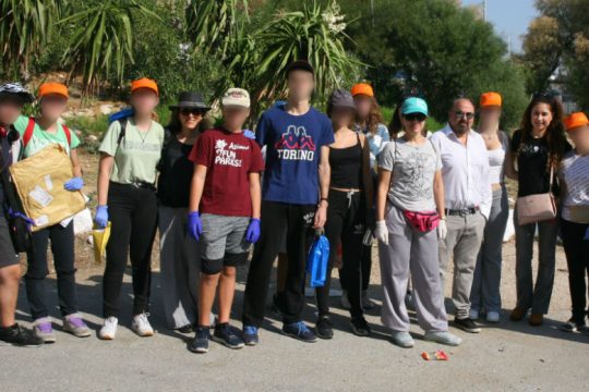 Μαθητές καθάρισαν την παραλία της Φρεαττύδας