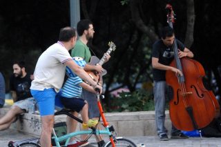 Πώς δενόμαστε και πώς λυνόμαστε μεταξύ μας