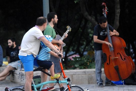 Πώς δενόμαστε και πώς λυνόμαστε μεταξύ μας