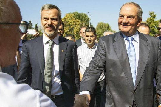 Θερμές χειραψίες στο δημαρχείο