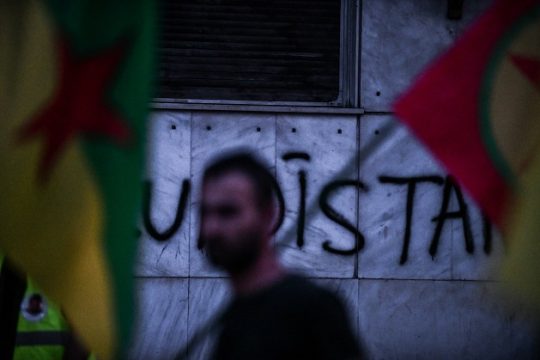 Λαέ μου, ευκολόπιστε…