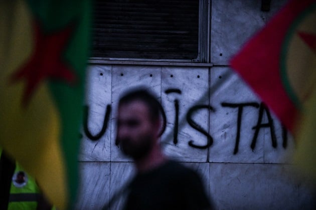 Λαέ μου, ευκολόπιστε…