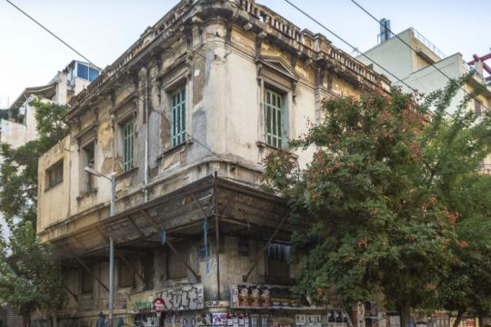 Το ερειπωμένο κτίριο, η ΑΣΟΕΕ και οι πανηγυρισμοί Χρυσοχοΐδη