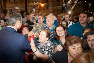 Πιρουέτες, άξελ και τόλουπ για την ψήφο των ομογενών