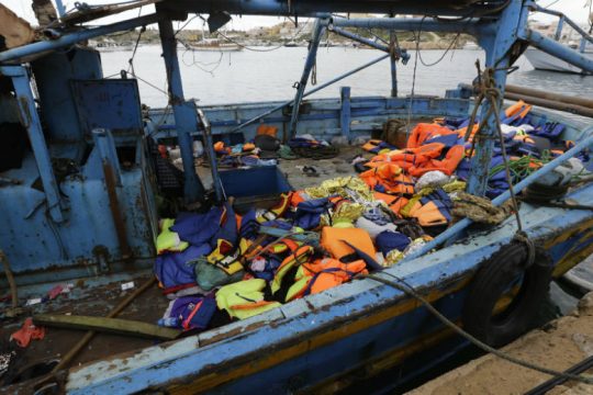 Η Λαμπεντούζα θυμάται ένα απ’ τα χειρότερα ναυάγια με πρόσφυγες