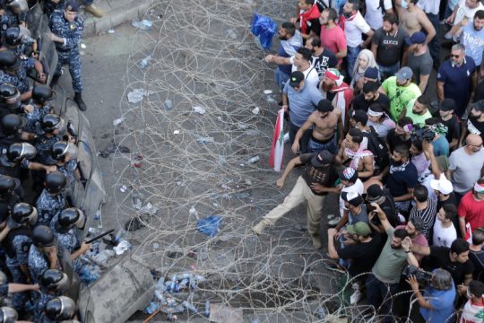 Πρωτοφανείς διαδηλώσεις στον Λίβανο κατά της κυβερνητικής πολιτικής