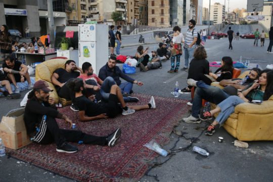 Οι διαδηλωτές στον Λίβανο γίνονται δημιουργικοί καθώς κλείνουν τους δρόμους