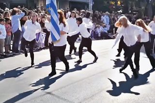 Πατριδοκάπηλοι καταδιώκουν δέκα κορίτσια