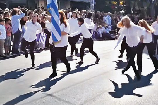 Πατριδοκάπηλοι καταδιώκουν δέκα κορίτσια