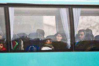 Κυνηγούν τους πρόσφυγες, «τρέχουν» την κυβέρνηση