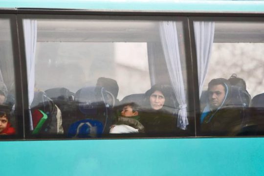 Κυνηγούν τους πρόσφυγες, «τρέχουν» την κυβέρνηση