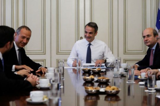 Στο κυνήγι επενδυτών σε ενέργεια και τηλεπικοινωνίες η κυβέρνηση