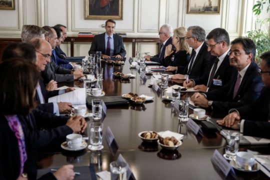 Επανεξετάζουν οι τράπεζες τις νέες χρεώσεις στις συναλλαγές