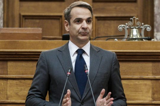 Απάντησε για τα άδεια έδρανα, ούτε λέξη για τις διαρροές