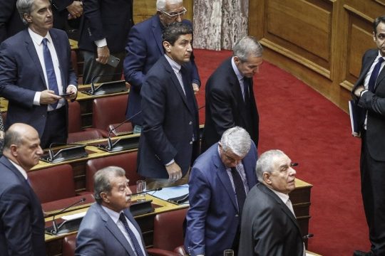 Οταν η κυβέρνηση συνομιλεί με τη Βουλή