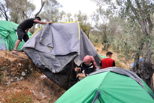 Άθλιες συνθήκες στη Μόρια, περισσεύει η αλληλεγγύη στη Λέσβο