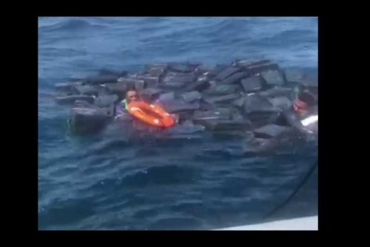 Ναυάγησαν και σώθηκαν… πάνω σε 1,2 τόνους κοκαΐνης