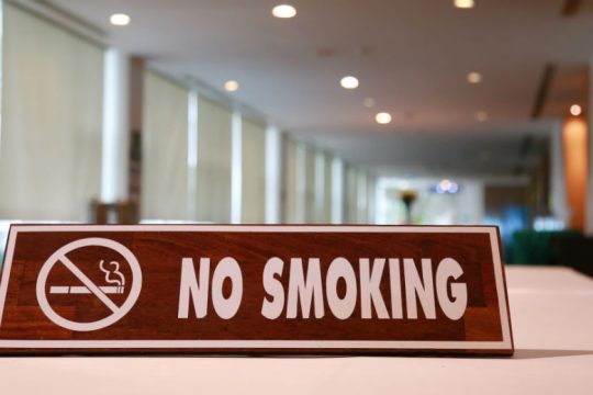 Τριψήφιος αριθμός για καταγγελίες όσων παραβαίνουν τον αντικαπνιστικό νόμο