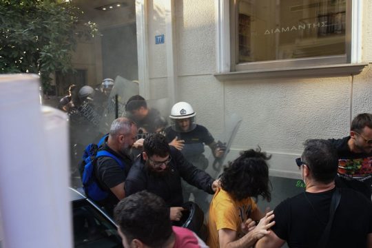 Ένταση και χημικά σε διαμαρτυρία κατά πλειστηριασμού