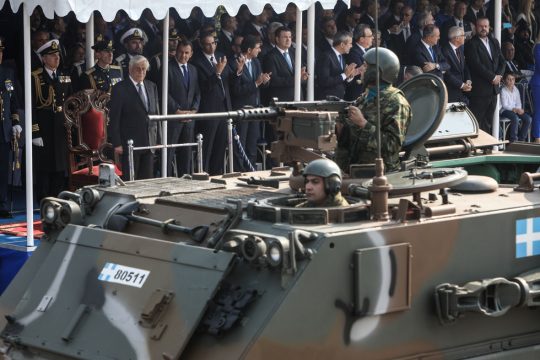 Παρέλαση… μηνυμάτων με «παραστάτη» το κλίμα εθνικής ομοψυχίας