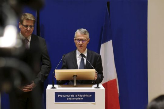 Ενδείξεις τρομοκρατίας στην επίθεση στο μέγαρο της γαλλικής αστυνομίας