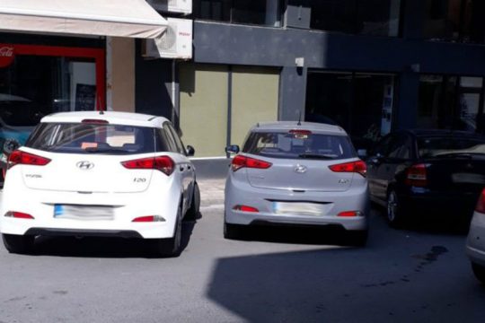 Ηράκλειο: Τα ενοικιαζόμενα κατακλύζουν τις θέσεις στάθμευσης στο κέντρο