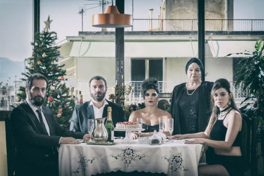 Στον βυθό της ελληνικής μικροαστικής πραγματικότητας