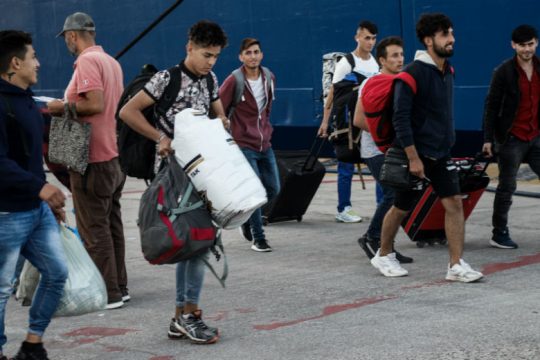 Στον Πειραιά 215 πρόσφυγες από τη Μόρια