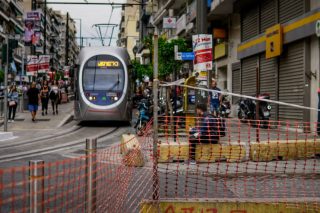 Οι καθυστερήσεις στο έργο για το τραμ ανησυχούν τους εμπόρους του Πειραιά