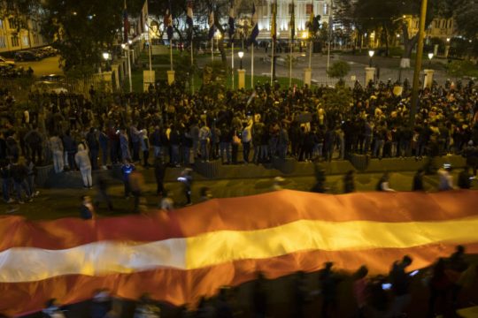O Περουβιανός πρόεδρος διαλύει το Κογκρέσο, το Κογκρέσο τον παύει