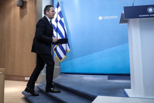 Κρύβονται πίσω από τη διάκριση Βουλής – κυβέρνησης