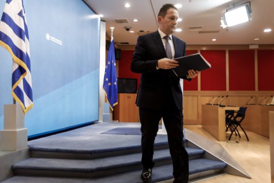 Οι δηλώσεις Πέτσα ανάβουν «φωτιές» στην κυβέρνηση