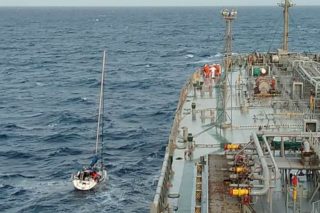 Διάσωση μεταναστών από δύο εμπορικά πλοία